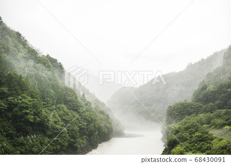 多雲的大河與大雨 68430091
