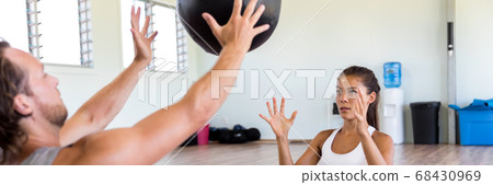 Couple training together at gym banner 68430969