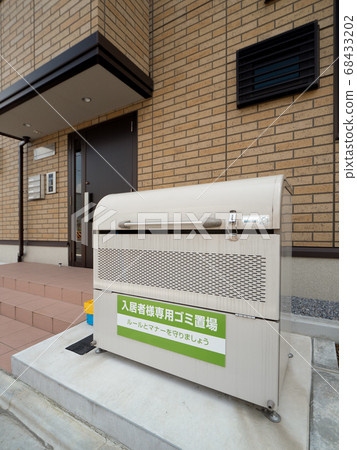 公寓大樓內的垃圾場 公寓大樓內的垃圾場 68433202