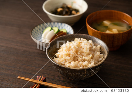 Brown rice cooked in a bowl 68433580