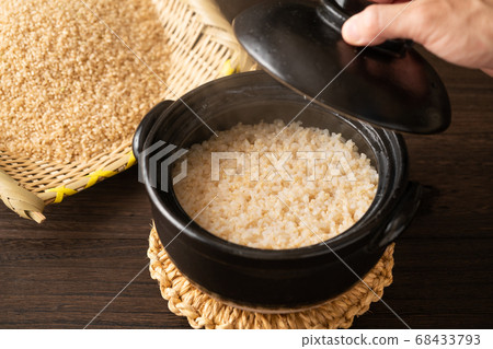 Brown rice cooked in a clay pot 68433793