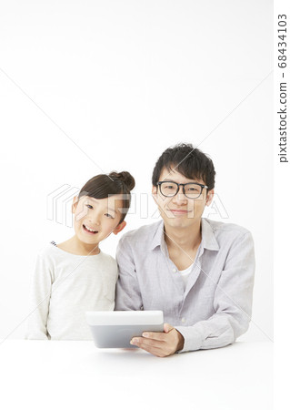 Father and daughter 68434103