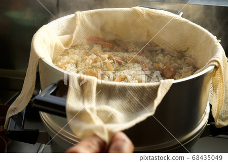 Freshly steamed mixed rice Freshly steamed mixed rice 68435049