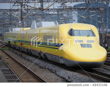 Doctor Yellow at Maibara Station Doctor Yellow at Maibara Station 68435106