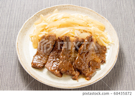 Yakiniku (uses "triangular rose", a rare part of the ribs that is said to be of high quality). 68435872