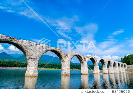 北海道龜石hor町Taushubetsu河大橋的夏日風景 68436036