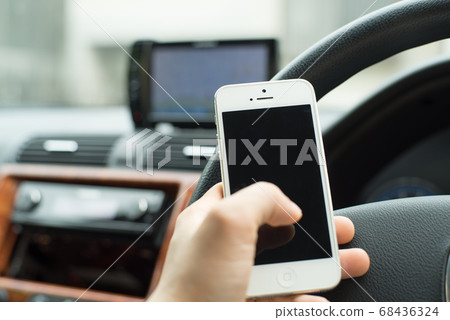 Operate a smartphone in the car ② 68436324