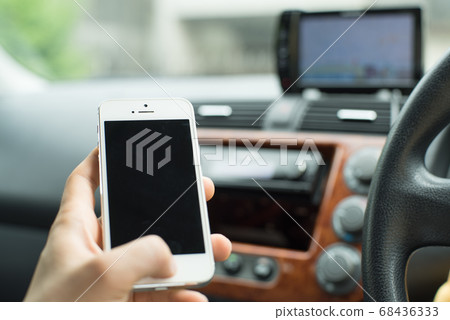 Operate a smartphone in the car ⑤ 68436333