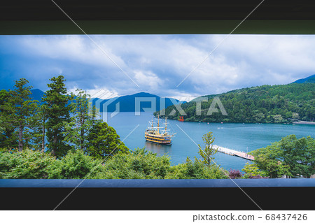 小山上的蘆之湖上運行的海盜船的視圖（新鮮的夏日山脈令人耳目一新） 68437426