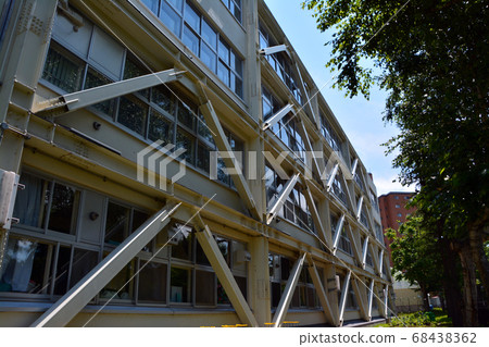 Seismic retrofitting of school buildings Seismic retrofitting of school buildings 68438362