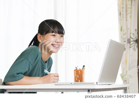 在線班級女孩初中學生 68438407