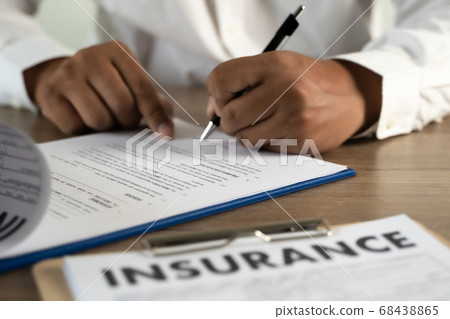 Concept of insurance man protective and car  68438865