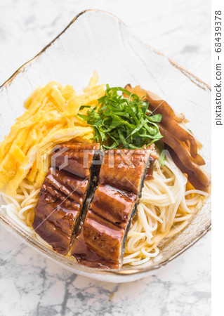 The taste of summer eel noodles 68439378