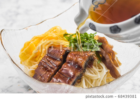 The taste of summer eel noodles 68439381