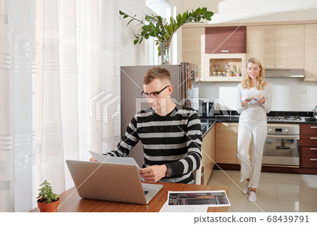 Wife bringing pizza to husband 68439791