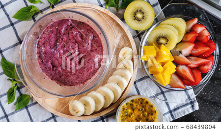 fruit, smoothie, strawberry 68439804