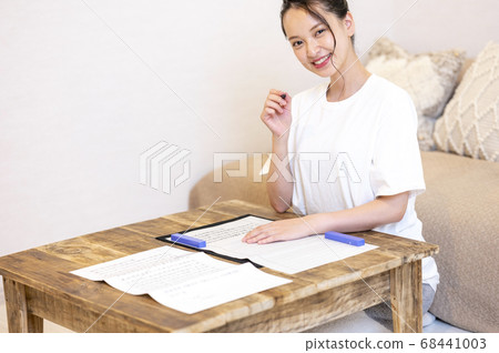 在家做佛經的年輕女子 68441003