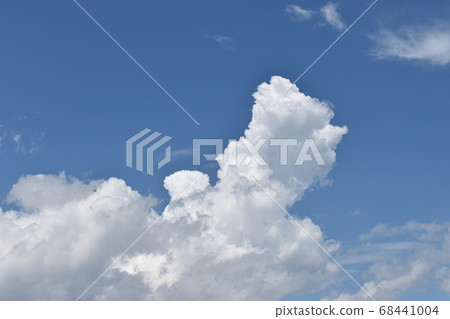 在濕熱的天空中冒出來的烏雲 在濕熱的天空中冒出來的烏雲 68441004