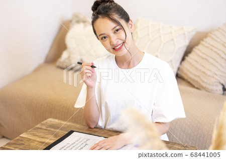 在家做佛經的年輕女子 68441005