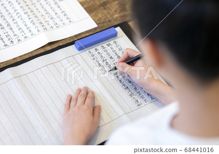 在家做佛經的年輕女子 在家做佛經的年輕女子 68441016