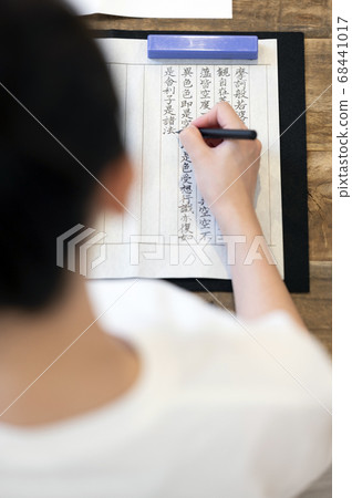 在家做佛經的年輕女子 在家做佛經的年輕女子 68441017