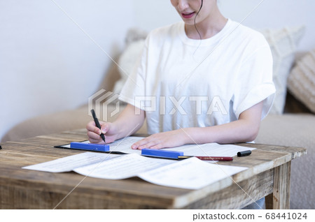 在家做佛經的年輕女子 在家做佛經的年輕女子 68441024