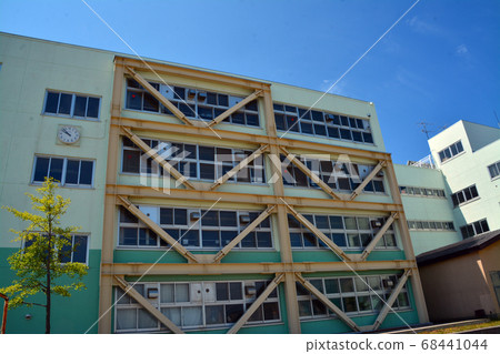 Seismic retrofitting of school buildings 68441044