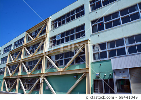 Seismic retrofitting of school buildings Seismic retrofitting of school buildings 68441049