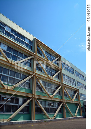 Seismic retrofitting of school buildings 68441053