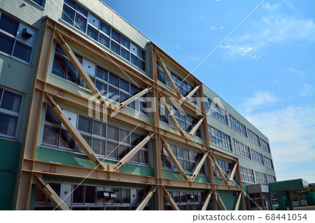 Seismic retrofitting of school buildings 68441054