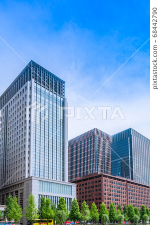 東京的新鮮綠樹林和丸之內建築 東京的新鮮綠樹林和丸之內建築 68442790