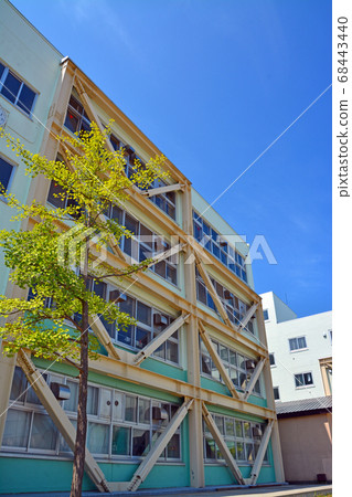 Seismic retrofitting of school buildings 68443440