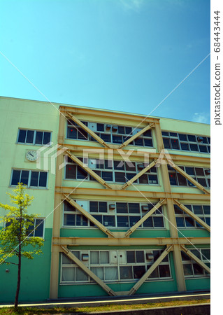 Seismic retrofitting of school buildings 68443444
