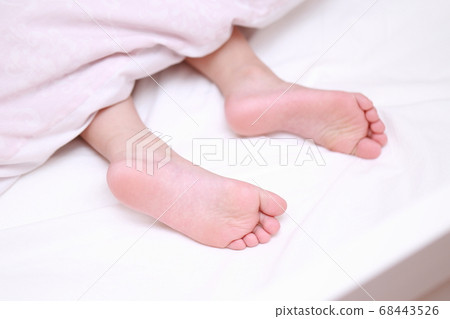 赤腳的一個女孩在床上睡覺 68443526