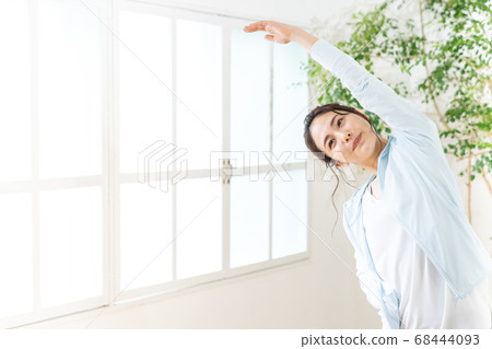 年輕女子在室內做廣播練習 年輕女子在室內做廣播練習 68444093