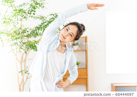 年輕女子在室內做廣播練習 年輕女子在室內做廣播練習 68444097