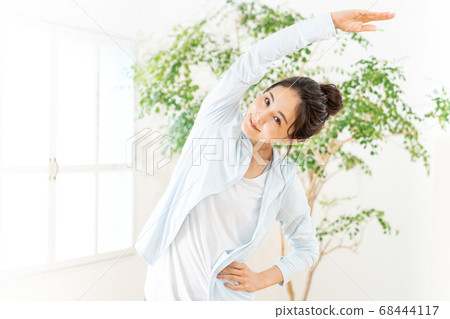 年輕女子在房間裡做廣播練習 年輕女子在房間裡做廣播練習 68444117