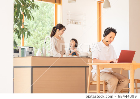人和家庭在家遠程辦公 人和家庭在家遠程辦公 68444399