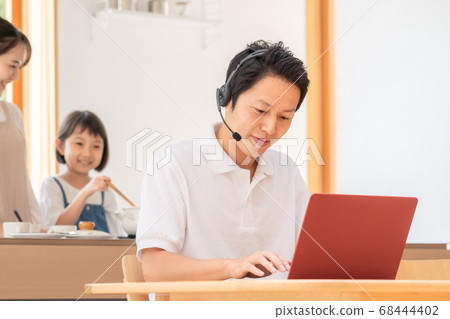 人和家庭在家遠程辦公 人和家庭在家遠程辦公 68444402