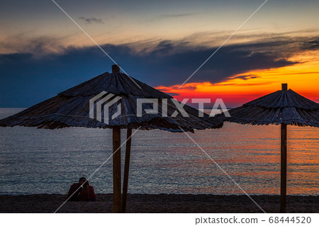 Silhouettes of a couple of young people on the 68444520