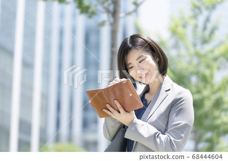 Business woman to check the schedule 68444604