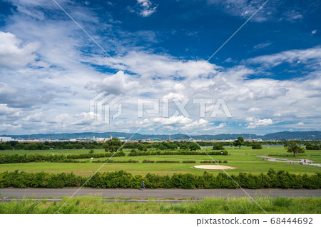 淀川河公園的夏日天空景觀 68444692