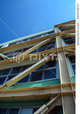 Seismic retrofitting of school buildings 68444857