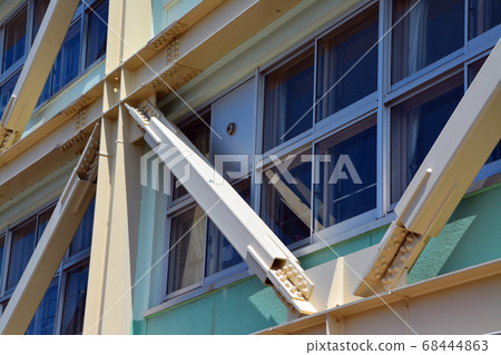 Seismic retrofitting of school buildings 68444863