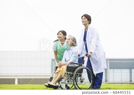 輪椅老人，醫生和護士 68445531