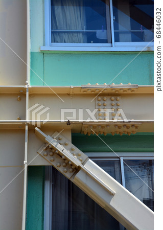 Seismic retrofitting of school buildings 68446032