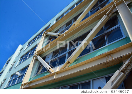 Seismic retrofitting of school buildings 68446037