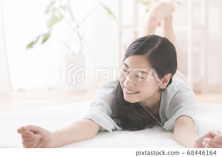 一位女士睡著了 68446164