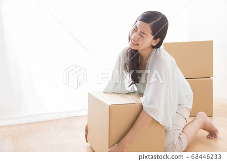 女人背著沉重的行李 68446233