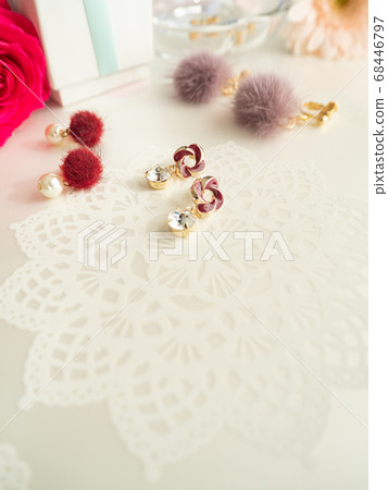 Pierce earring present image Pierce earring present image 68446797